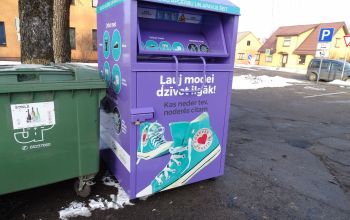 Uzstādīti tekstilizstrādājumu šķirošanas konteineri