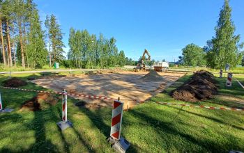 Uzsākti strītbola laukuma izbūves darbi Mežaparka ielā 5