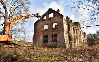 Uzsākti grausta nojaukšanas darbi Rīgas ielā 211b