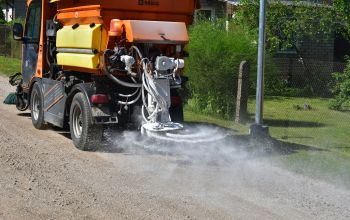 Jēkabpils ielās uzsākta grants ielu apstrāde ar atputekļošanas materiālu