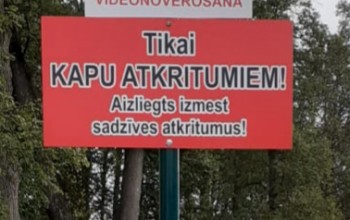 Kapeles kapos pie atkritumu laukuma uzstādīta videonovērošanas kamera