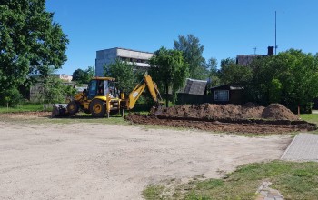 Notiek auto stāvlaukuma izbūves darbi Brīvības ielā 105
