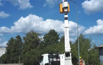 Kāpēc reizēm gaišajā diennakts laikā deg ielu apgaismojums?