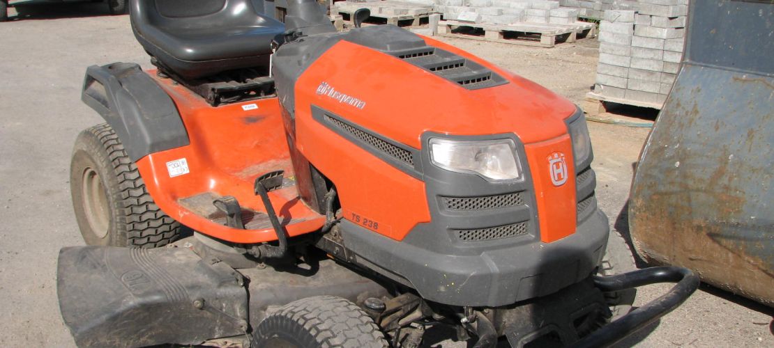 Mauriņa pļāvēja HUSQVARNS TS238 IZSOLE