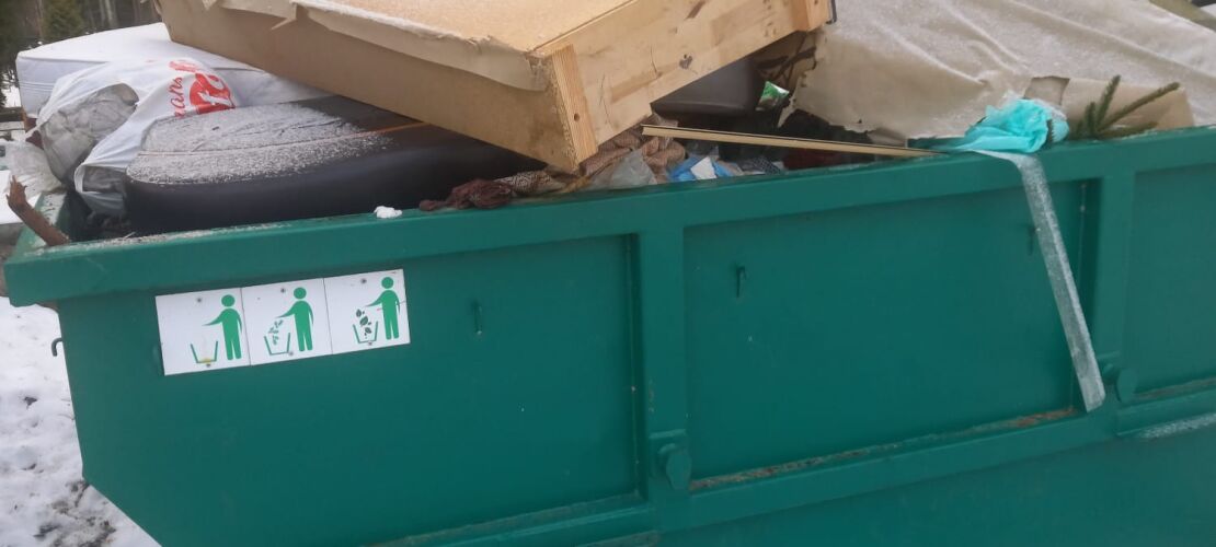 Atkritumu izmešana pilsētas kapu teritorijā