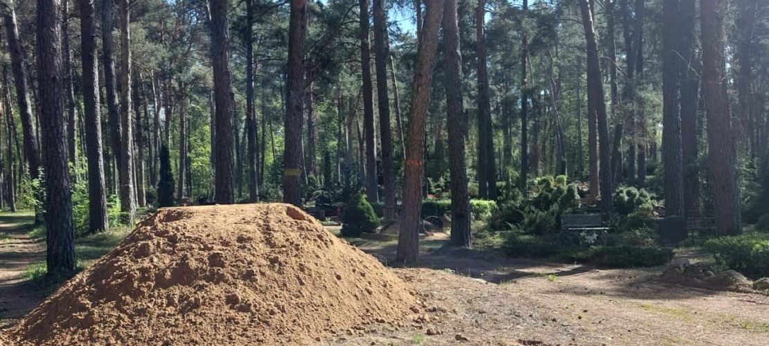 Jēkabpils pilsētas kapos piegādāta smilts kapu vietu sakopšanai